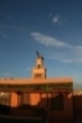 Storch auf dem Minarett im Vordergrind das Riad Yamsara